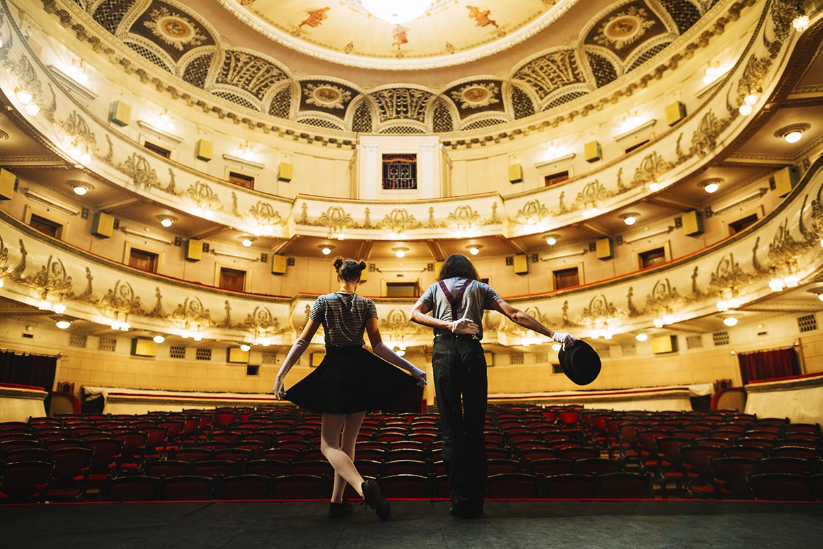 Descubre la Magia del Teatro en Español y Enamórate del Arte Escénico